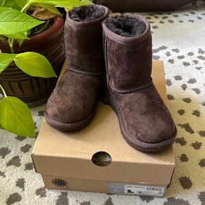 Barely worn little girls chocolate classic Uggs size 9